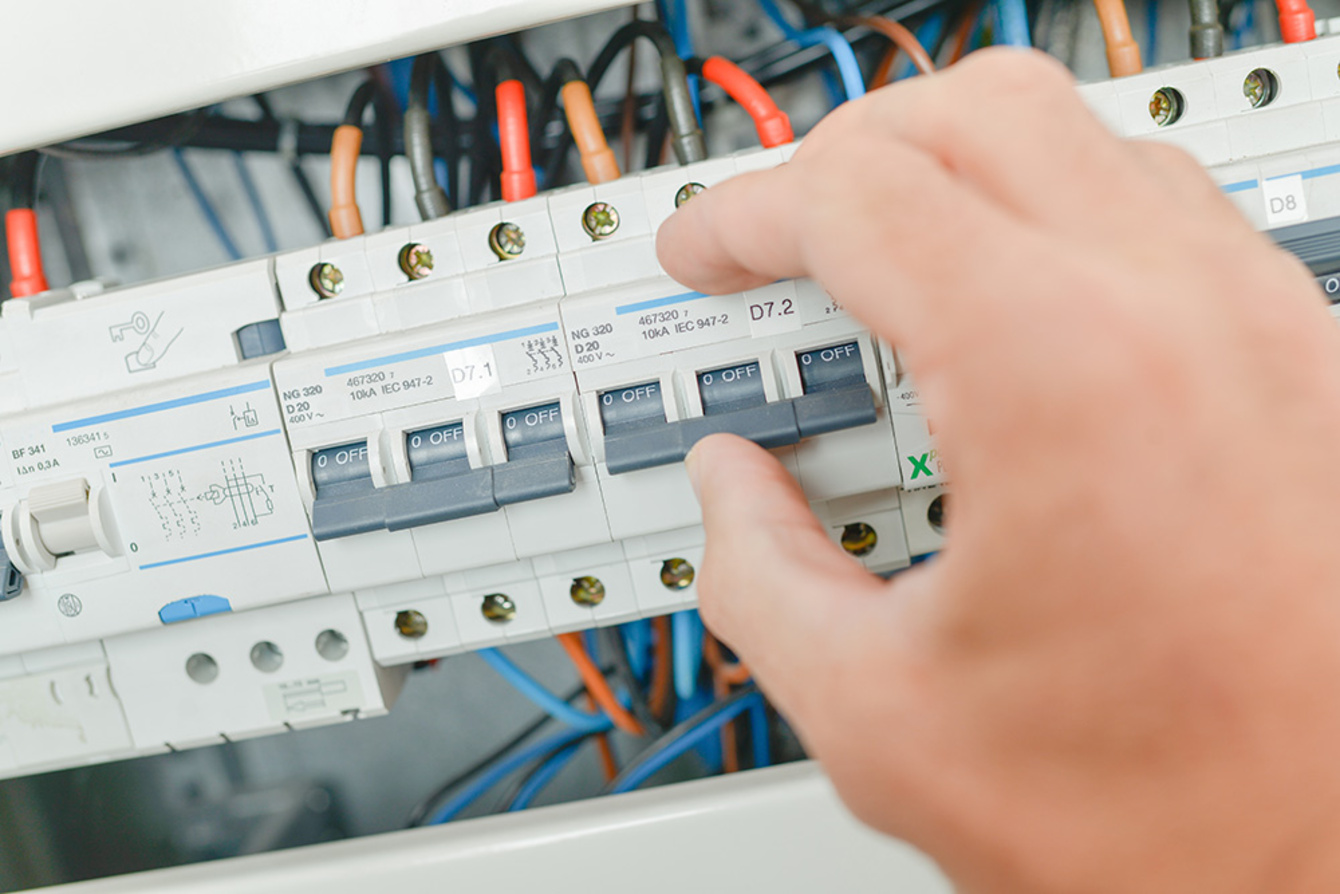 Schalt­schrank­bau bei Elektrotechnik Friedrich in Freital